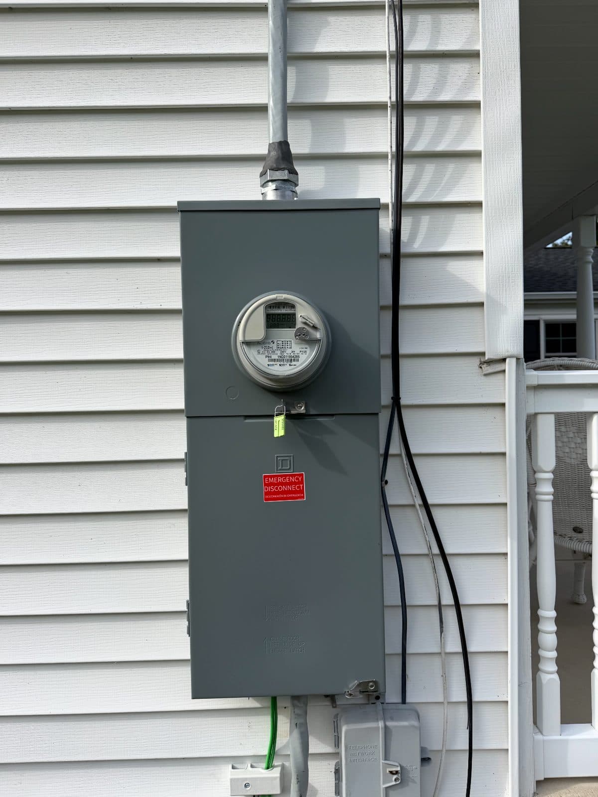 The finished meter main combo on the siding of a Berlin house, cover closed